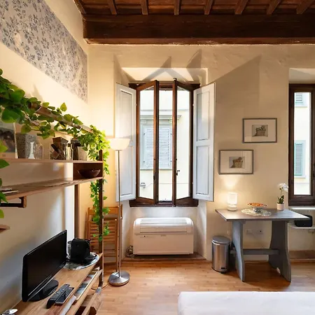 Διαμέρισμα Via Benedetta, 13 - Charming - Florentine Gem Steps From Station - Prime Spot! *