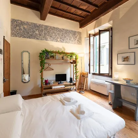 Διαμέρισμα Via Benedetta, 13 - Charming - Florentine Gem Steps From Station - Prime Spot!